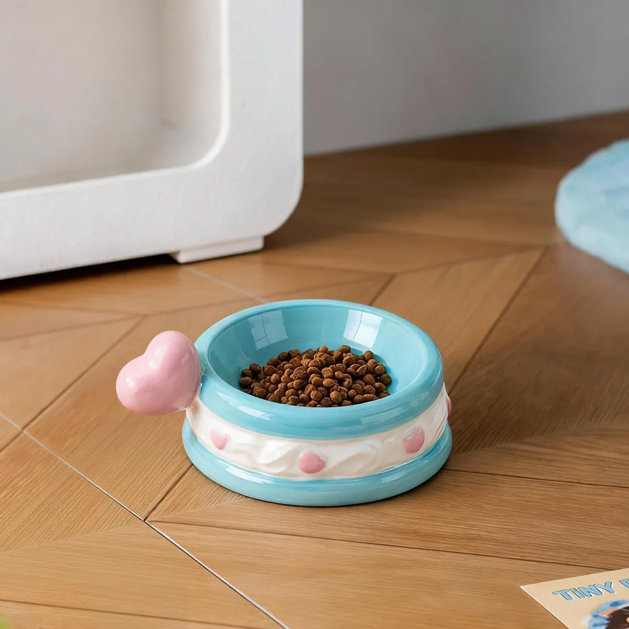 Heart Lift 5.5-Inch Elevated Ceramic Cat Bowl detail 1