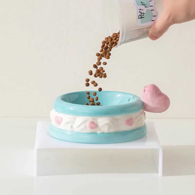 Heart Lift 5.5-Inch Elevated Ceramic Cat Bowl detail 5